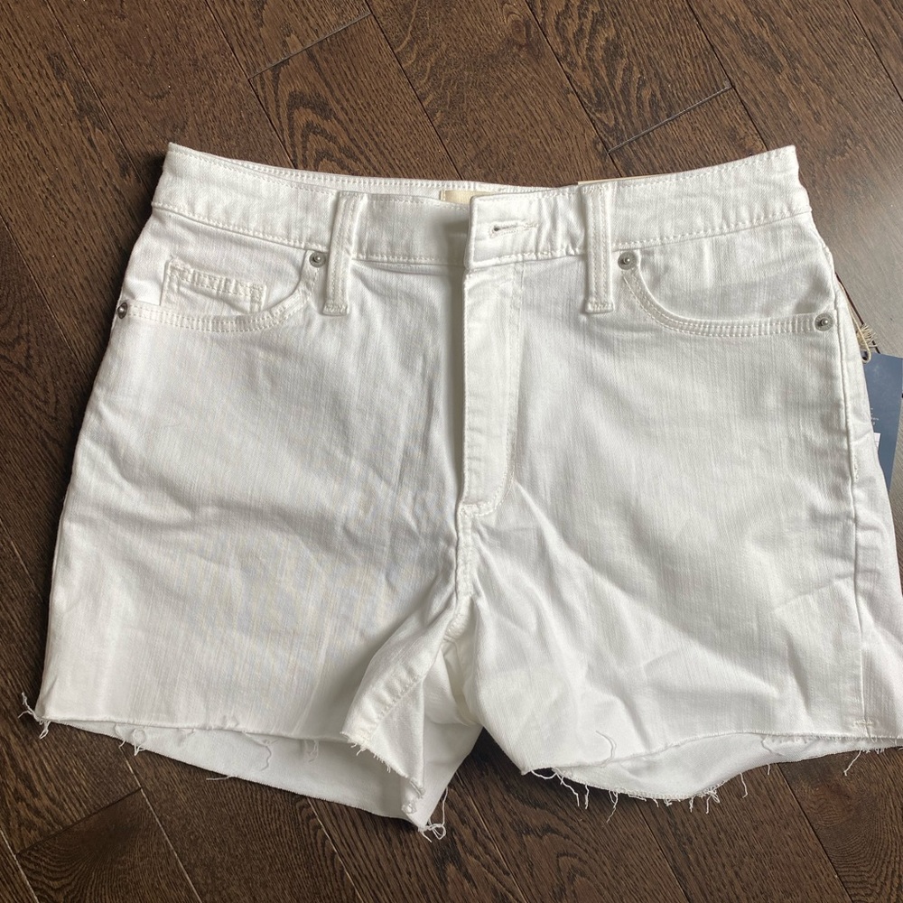 NWT Universal Threads White Raw Edge Denim Shorts (4)